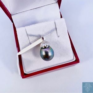Black Tahitian Pearl Pendant. (Genuine Pearl/14k White Gold)